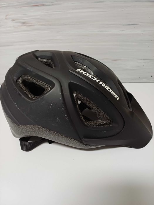 Capacete de ciclismo marca Rockrider preto