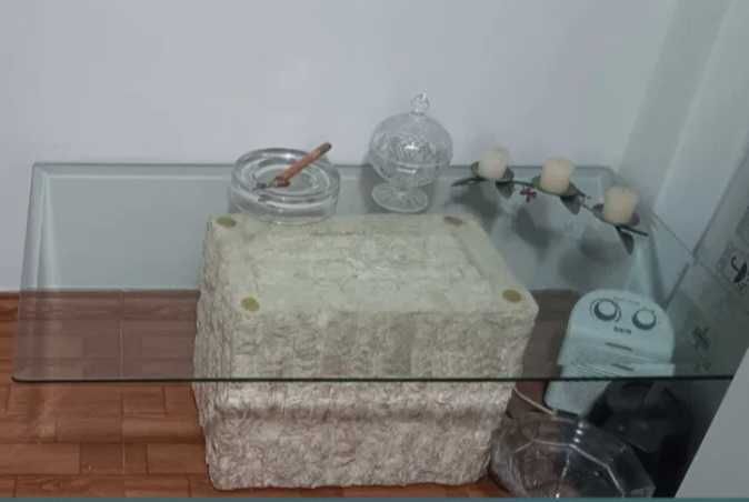 Mesa com tampo em vidro