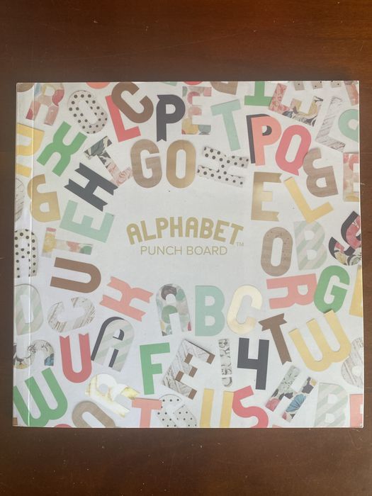 Placa de Corte de papel Alfabeto/Números (Alphabet Punch Board) We re Memory Keepers)