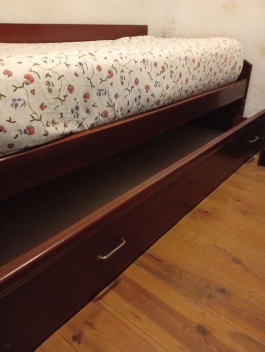 Vendo cama de em Madeira maciça