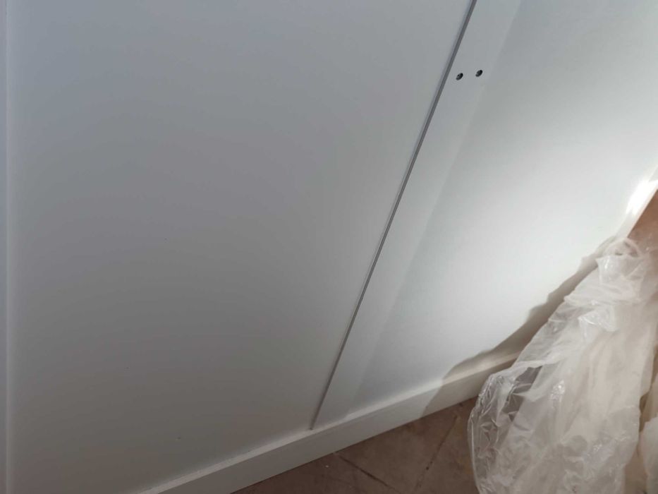 Movel Branco com portas e gavetas em razoável estado