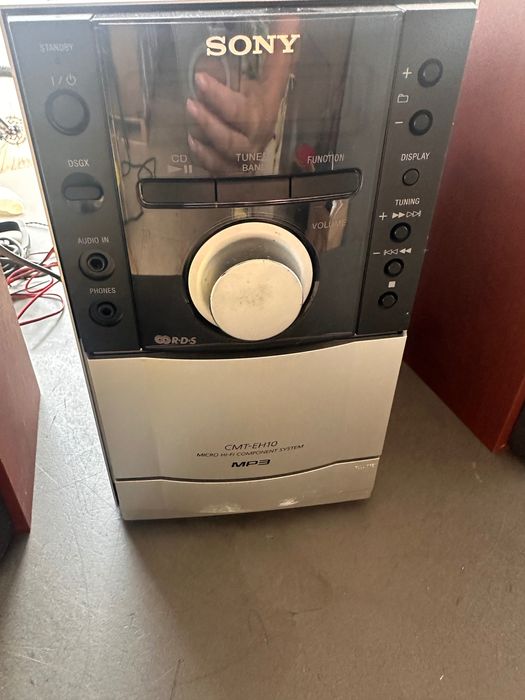 Rádio e 2 Colunas Sony em bom estado