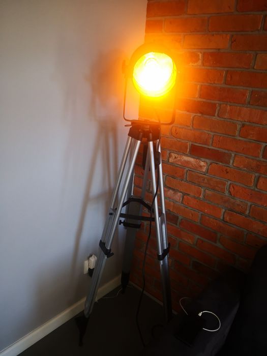 Lampa duża statyw loft teatralna