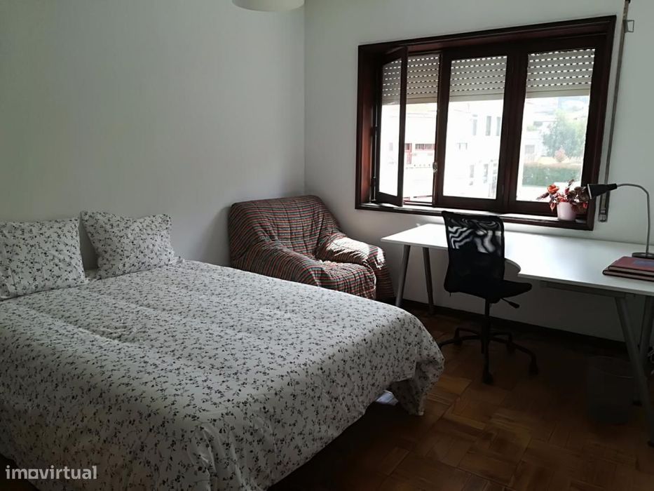 Quarto - localizado em Mafamude Porto