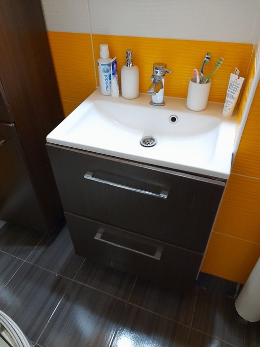 Zestaw mebli łazienkowych z umywalką I baterią
