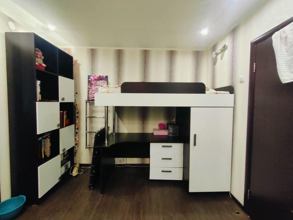 Двухярусная кровать, Двухуровневая зона для учебы и сна+шкаф