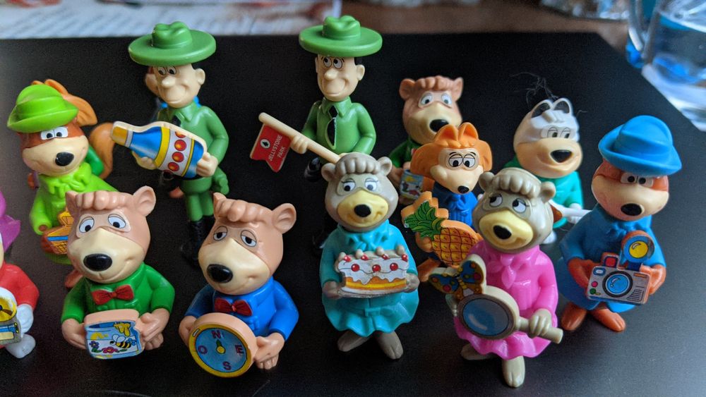 Stare Kolekcjonerskie Figurki Kinder Niespodzianka Miś Yogi 1996r 14sz