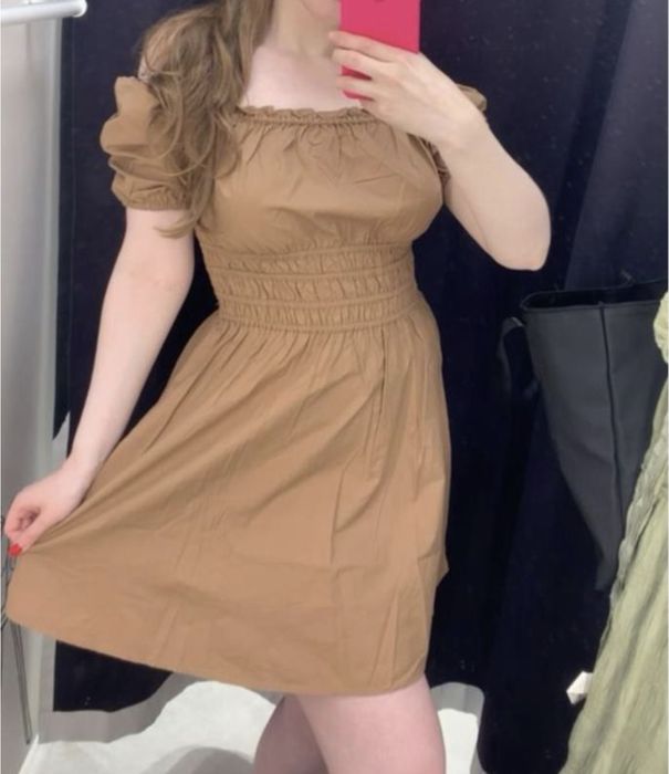 Платье sinsay легкий летний сарафан песочного бежевого цвета