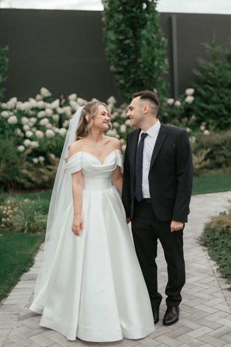 Весільна сукня з королівського атласу