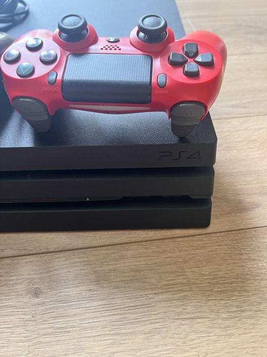 PlayStation 4 Pro (CUH-7215B) stan idealny + 2 pady