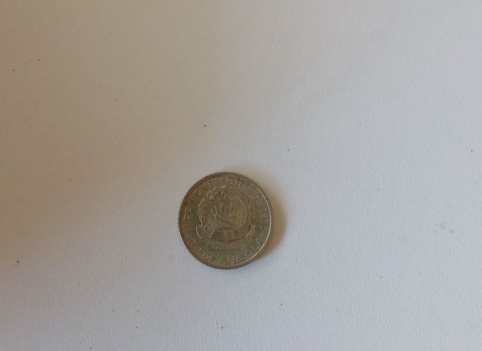 Moedas antigas de Angola para coleção.