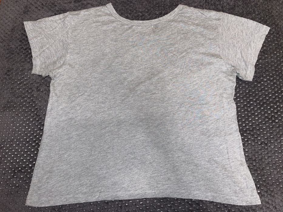 T-shirt básica com pormenor