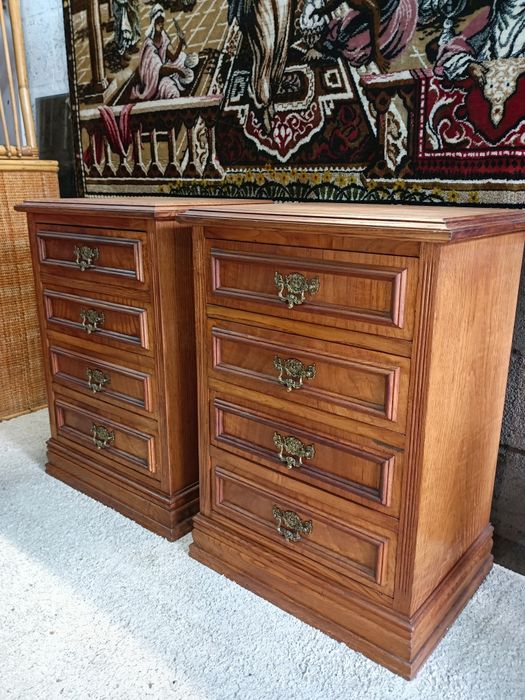 Par de mesinhas de cabeceira em madeira maciça de castanho velho