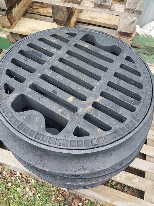 Właz żeliwny pokrywa szamba