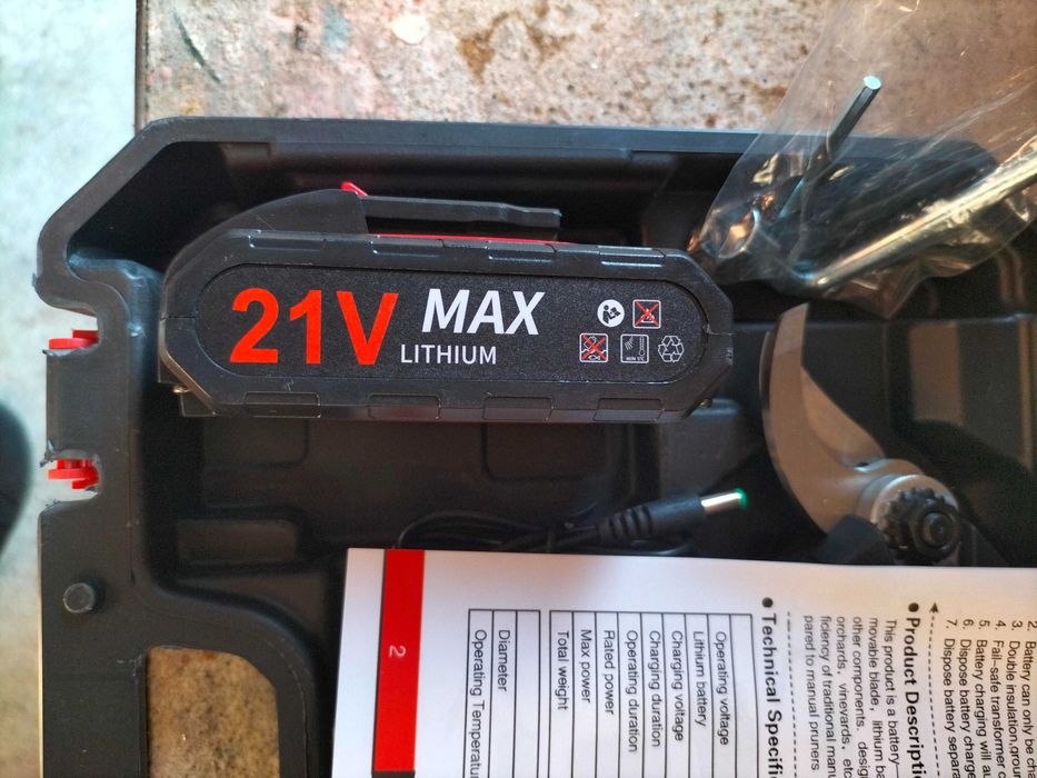 Tesoura da Poda - 2 Baterias - Nova