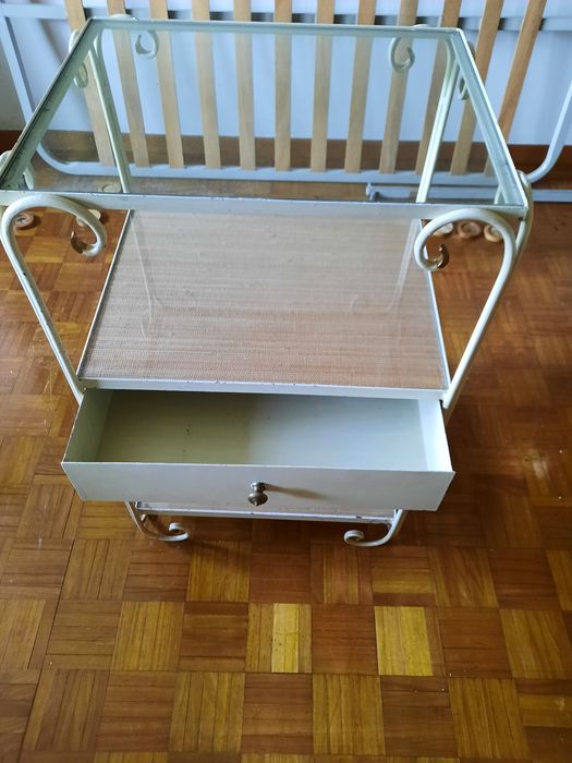 Cama de solteiro, francesa, muito antiga + estrado + colchão  + mesinha de cabeceira