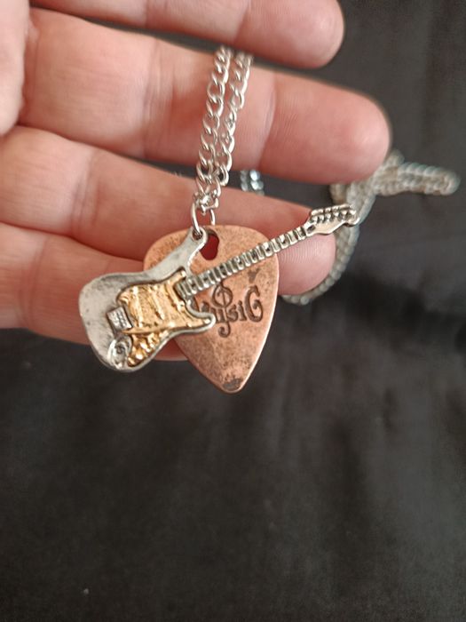 Colar com Pendente de Palheta e de Guitarra