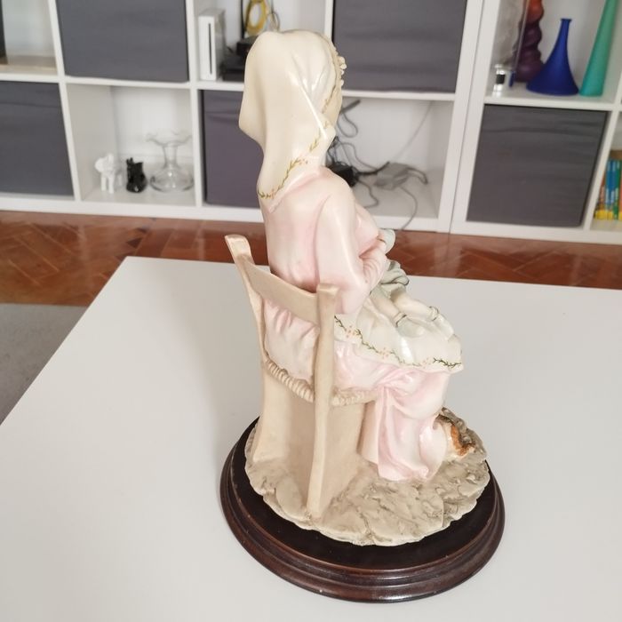 Estatueta de porcelana antiga