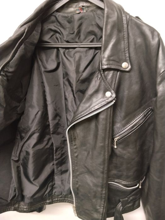 Blusão  em  pele com pouco uso em bom estado geral fechos a funcionar