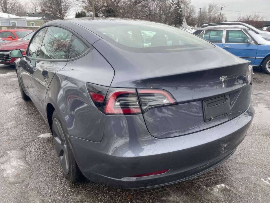 Tesla Model 3      2023