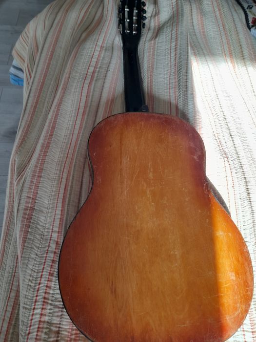 Продам старинную гитару.