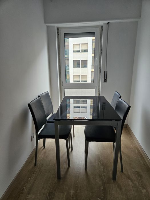Mesa em vidro preto  e 4 cadeiras