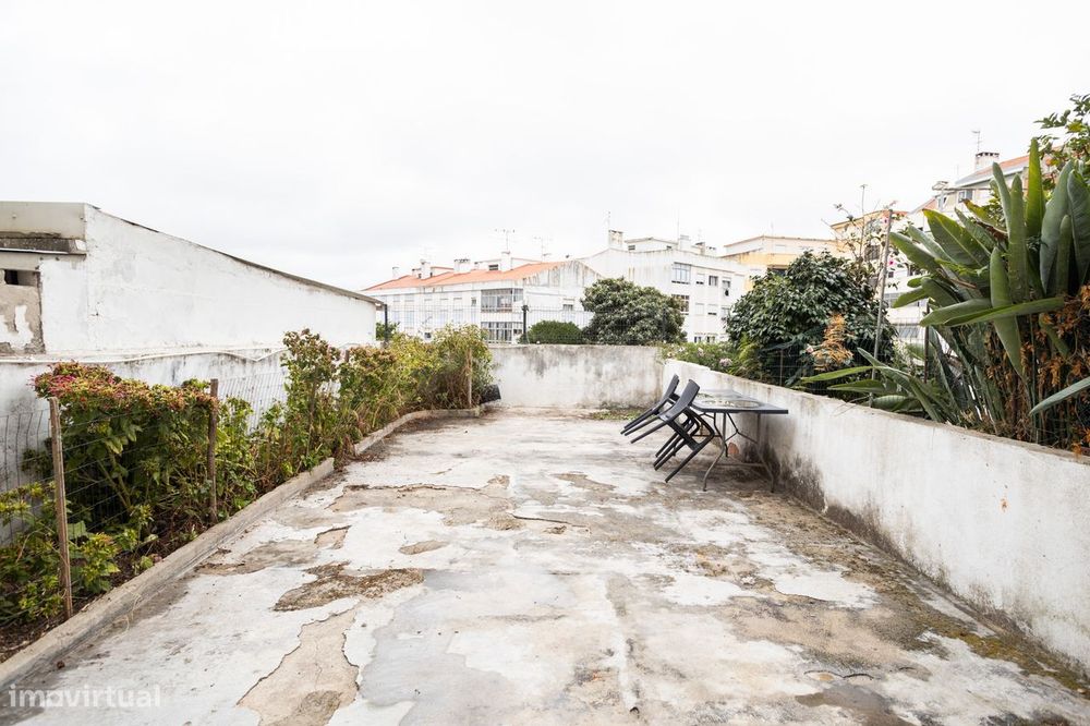 Encantador T2+1 em Amora com garagem e logradouro