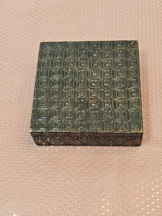 stara szkatułka dekoracyjna na biżuterię