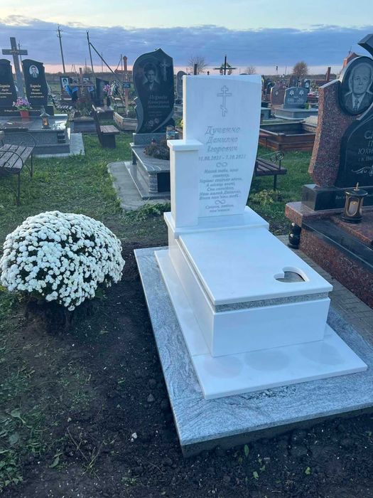 Памятники з білого граніту / мармуру | SVS-GRANIT 2025