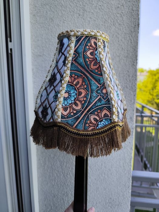 Unikatowy abażur vintage – rękodzieło