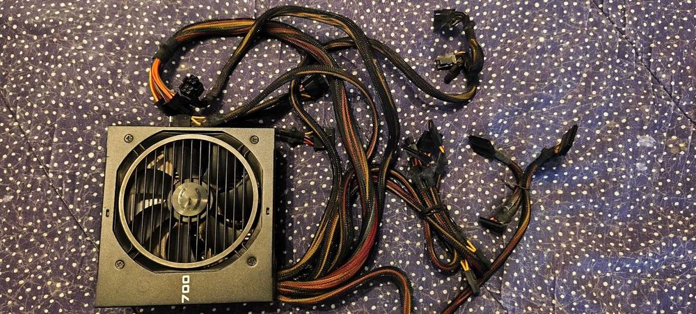 Fonte de alimentação EVGA 700B 80+ Bronze