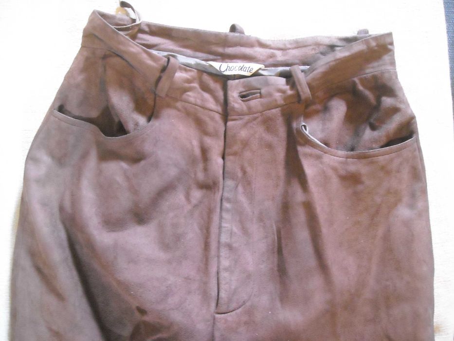 Conjunto calça em pele Chocolate e sandalias farripas para senhora