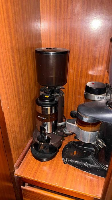 VÁRIOS Itens para café: bancada inox, moinho de café, maquina de lavar loiça, hacks de copos