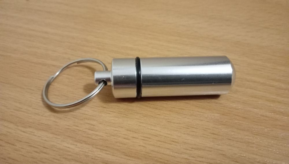 Pojemnik na leki w postaci bryloczka