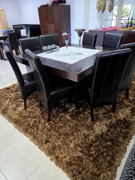 Mesa com 8 cadeiras em pele verdadeira