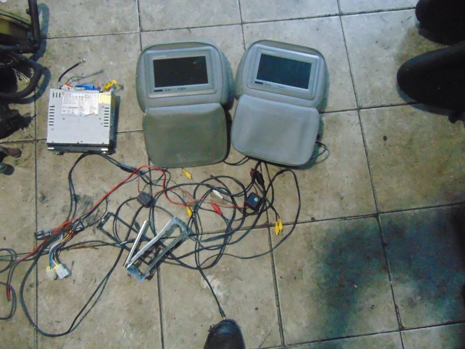 Monitory samochodowe w zagłowki + radio komplet