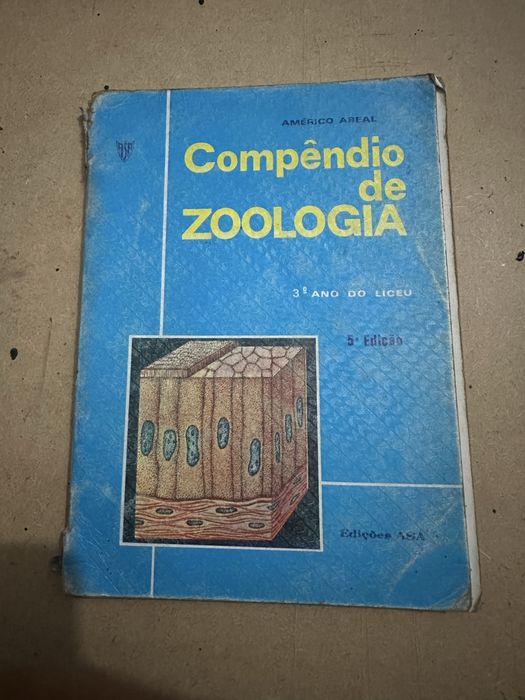 Livro antigo compêndio de zoologia