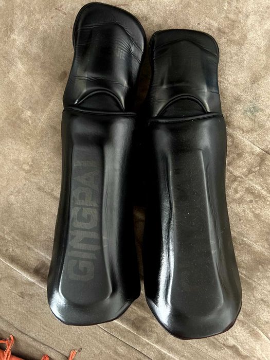 Equipamento Kickboxing/Muay Thai – Luvas, Caneleiras (Como Novo)