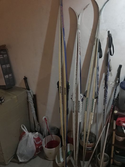 Лыжи беговые, ботинки лыжные.