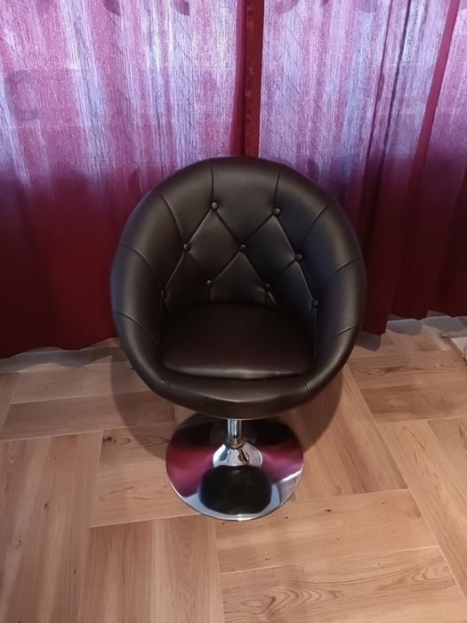 Hoker brązowy skórzany.