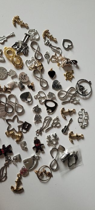 Charmsy zawieszki do biżuterii bransoletek łańcuszków
