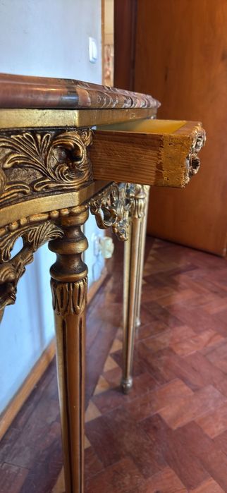 Mesa Consola Clássica Dourada com Tampo em Mármore – Estilo Luís XV