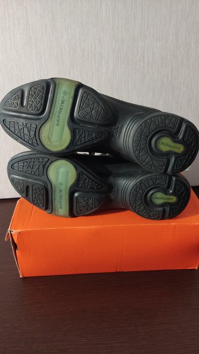 Sapatilhas adidas tamanho 40 completamente novas
