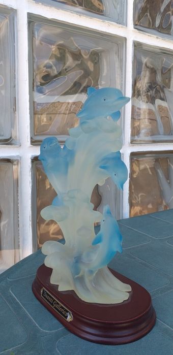 Estatueta com golfinhos