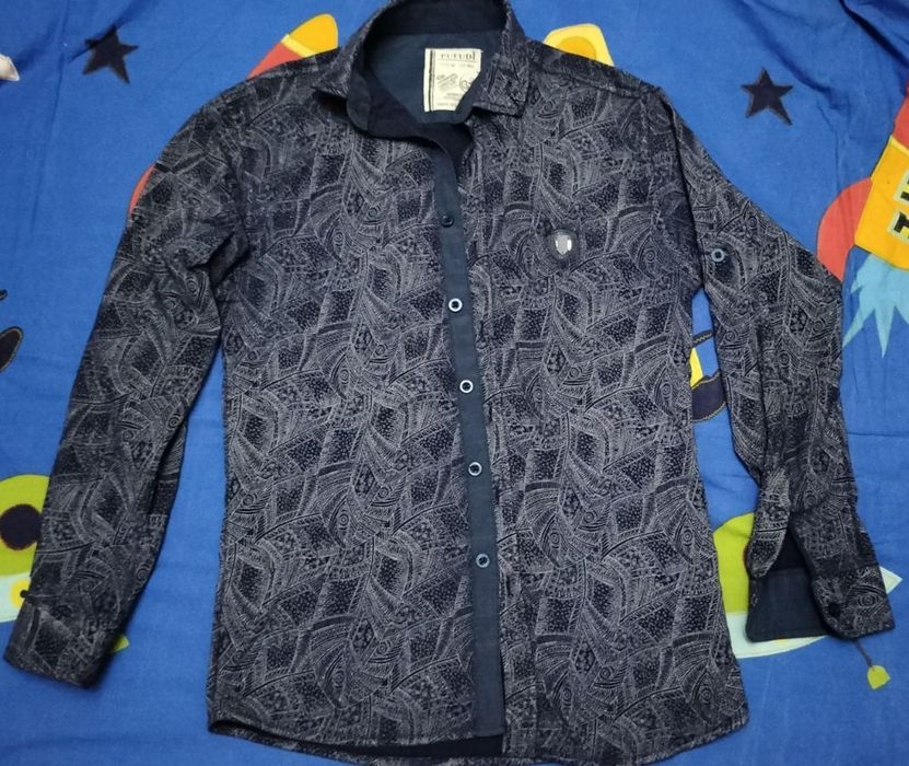 Чорна з білим сорочка орієнтовно на 10років