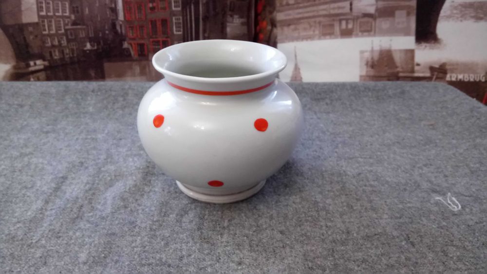 Различные вазы для цветов.