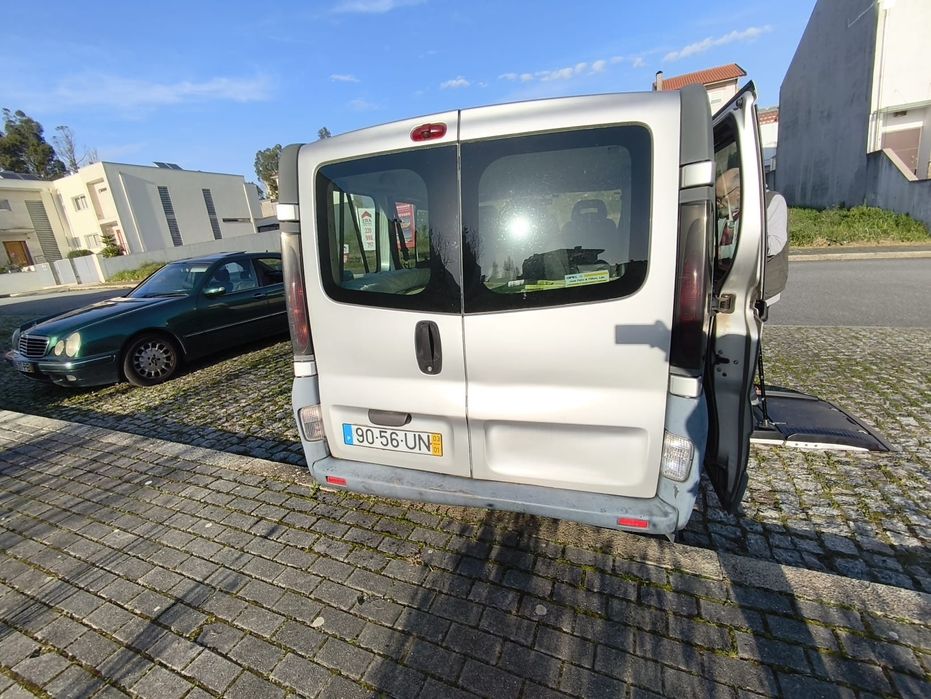 Opel Vivaro adaptada para deficientes com plataforma elevatória.