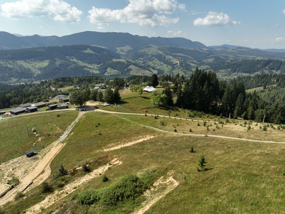 Продаж видової ділянки, поруч комунікації та гарний заїзд