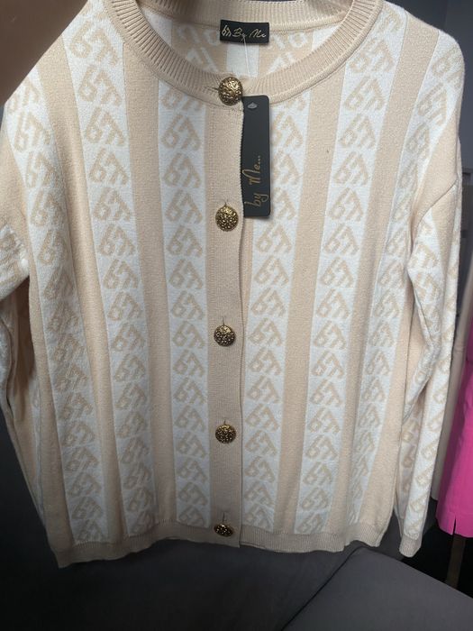 Sweterek logowany By Me kardigan rozpinany złote guziki