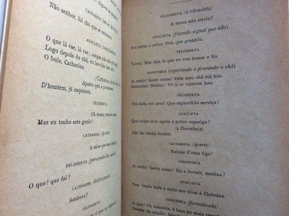 0 Chá das Amaraes. Peça em um acto, em verso. Parodia á ceia dos Cardeaes de Julio Dantas, 1903.